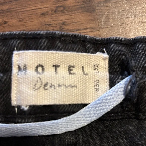 Motel Women’s Black Relaxed Straight-Leg Jeans - Picture 2 of 7